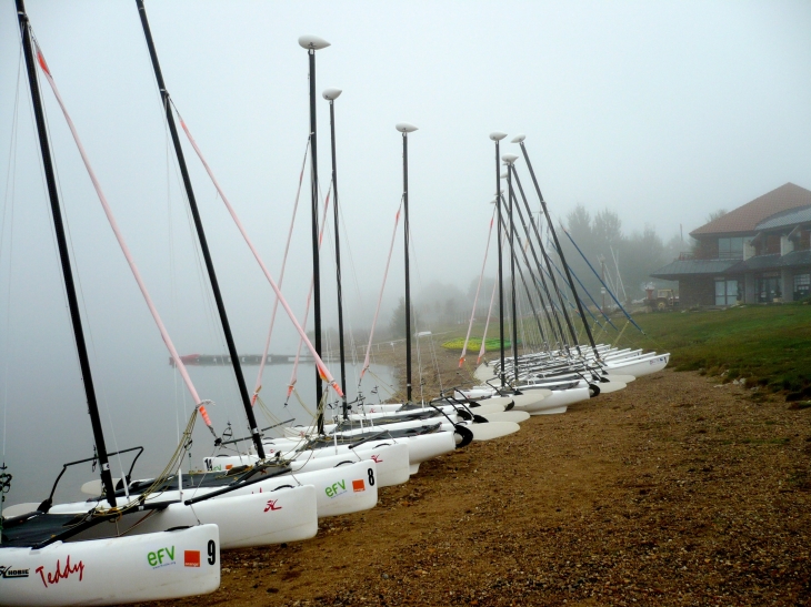 Ecole de voile au Lac de Naussac.