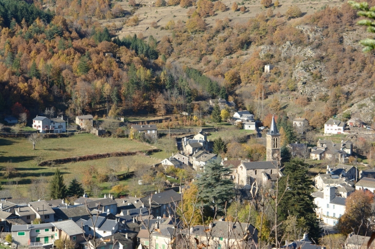 Vébron coté Ouest et son église: JM Ausset - Vebron