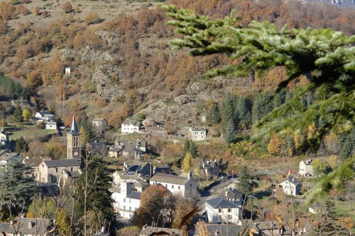 Vébron coté est et son temple : JM Ausset - Vebron