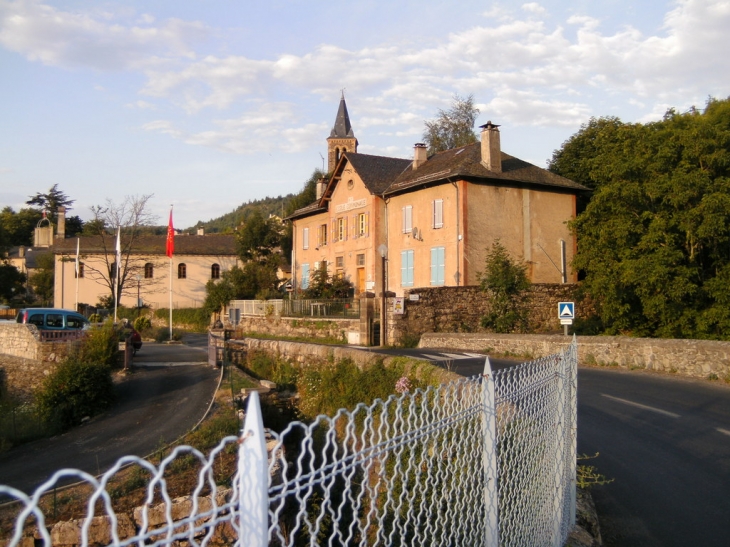 L'école de Vébron - En arrière-plan, le clocher de l'église désafectée - à gauche, le temple protestant. - Vebron