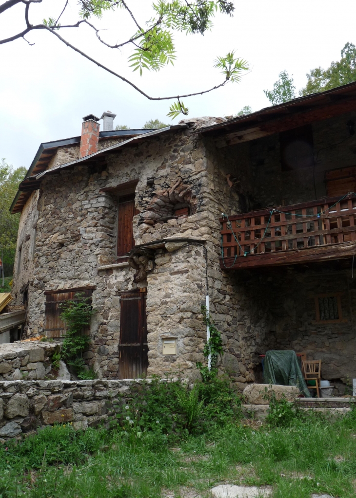 Une maison typique en pierres  - Ayguatébia-Talau