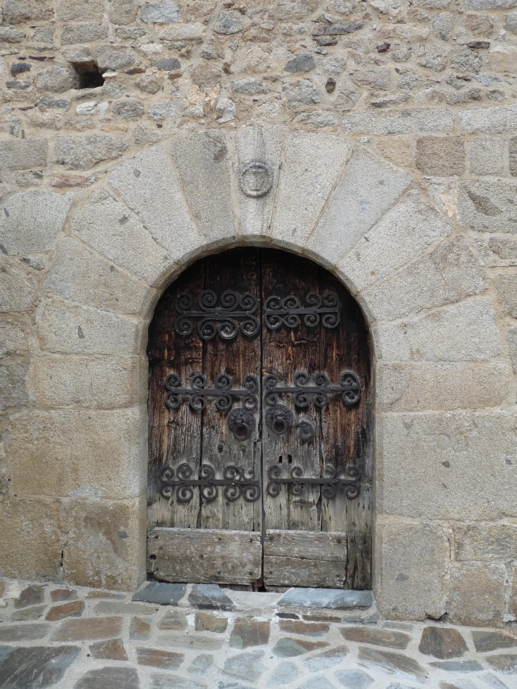 La porte de l'église (classée) - Ayguatébia-Talau