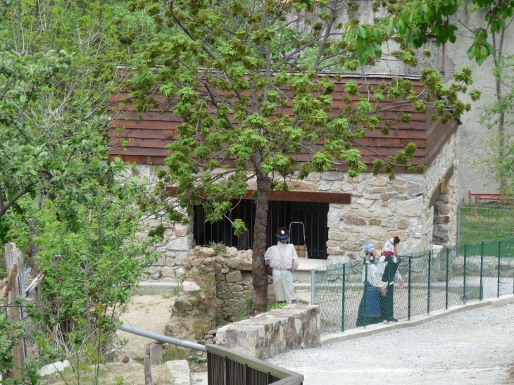 Le moulin foulon et ses  - Ayguatébia-Talau