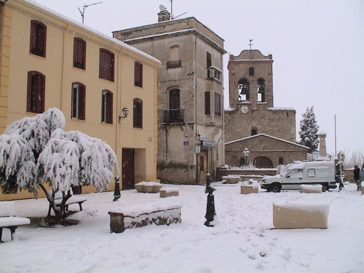 BANYULS dels ASPRES, Place de la République sous la neige - Banyuls-dels-Aspres