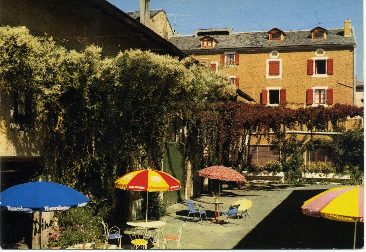 L'Hostellerie Cerdane, allée principale du Pqarc (carte postale de 1980) - Bourg-Madame