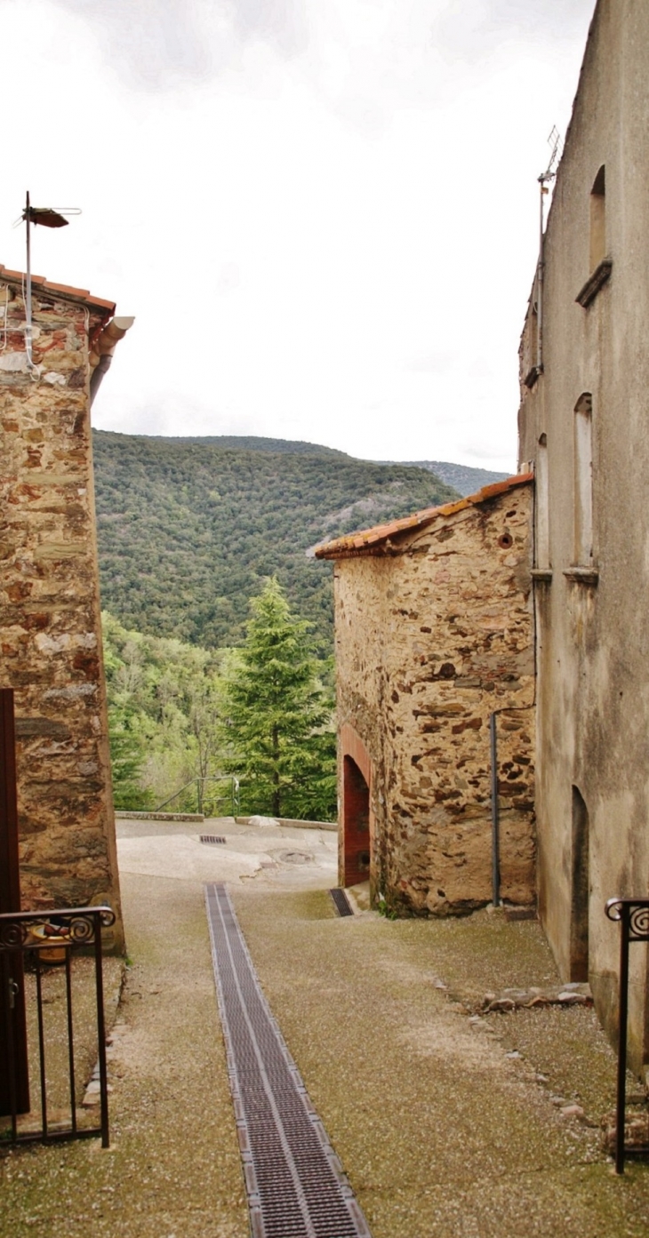 Le Village - Calmeilles