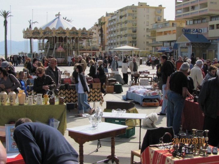 MARCHE SUR LA PLACE - Canet-en-Roussillon