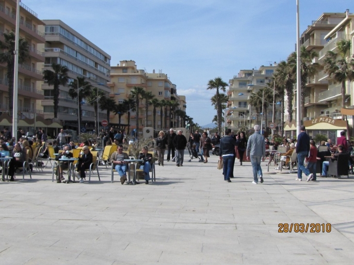 MARCHE SUR LA PLACE - Canet-en-Roussillon