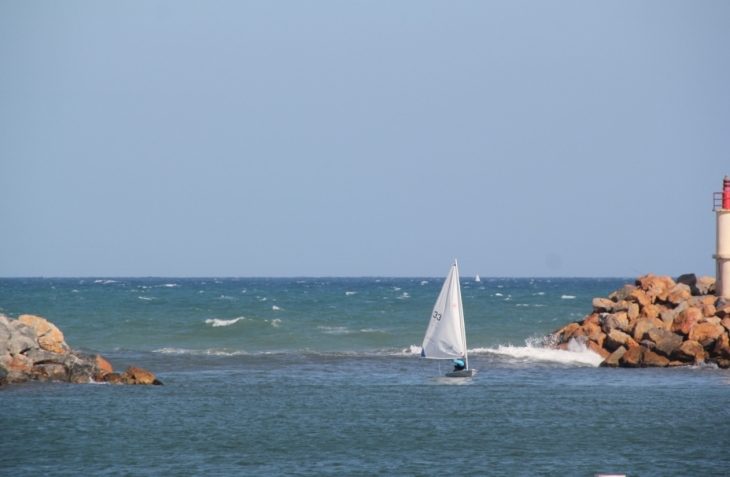 VOILIER QUI RENTRE AU PORT  - Canet-en-Roussillon