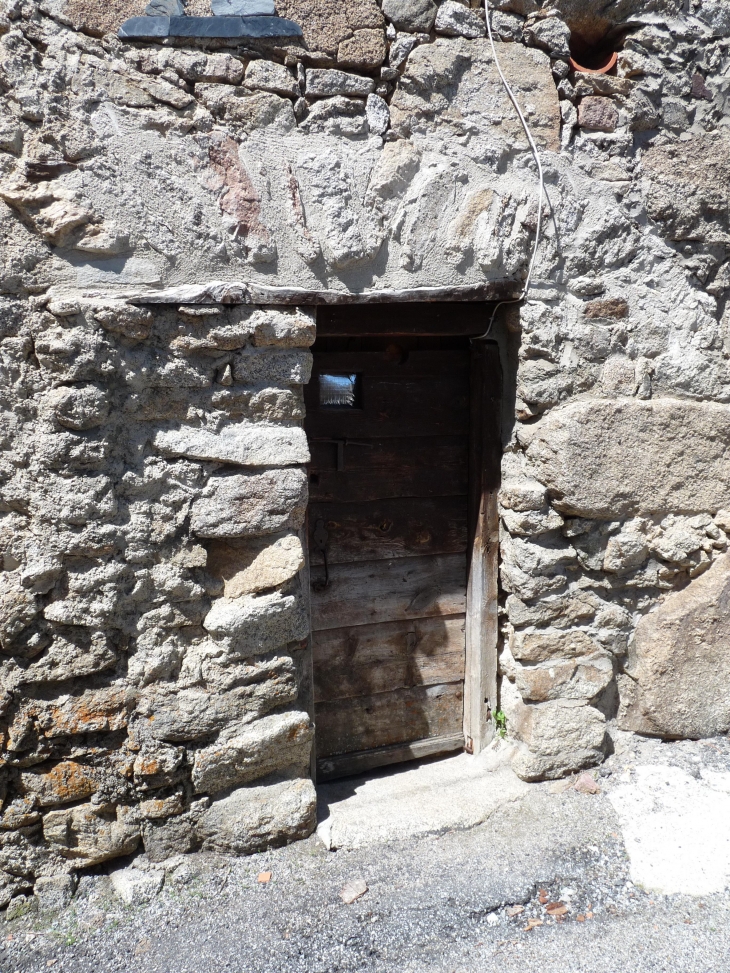 Une ancienne porte - Caudiès-de-Conflent