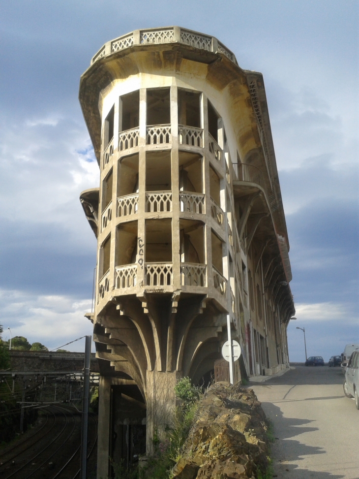 Ancien hôtel belvédère du Rayon Vert. Cet édifice a été construit par l'architecte perpignanais Léon Baille entre 1928 et 1932. - Cerbère