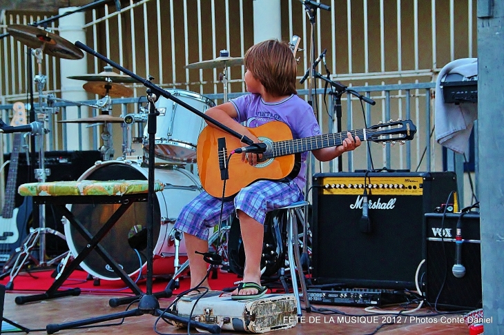 JEUNE GUITARISTE - Claira