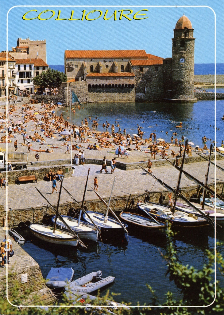 La plage, l'église Notre-Dame des Anges, les barques Catalanes. (carte postale de 1990) - Collioure