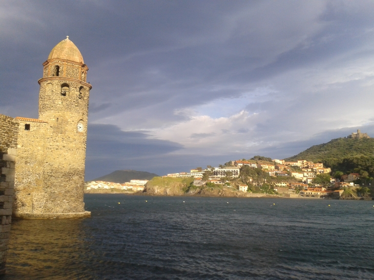 Clocher tour. En 1693, on fait de cette tour un clocher, la plateforme supérieure devient l'étage ou l'on suspendait les cloches.Une horloge est placée dans le clocher dans une embrasure au sud.  - Collioure