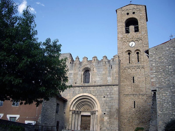 L'entrée de l'église - Corneilla-de-Conflent