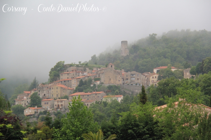 Vilage sous la brume  - Corsavy