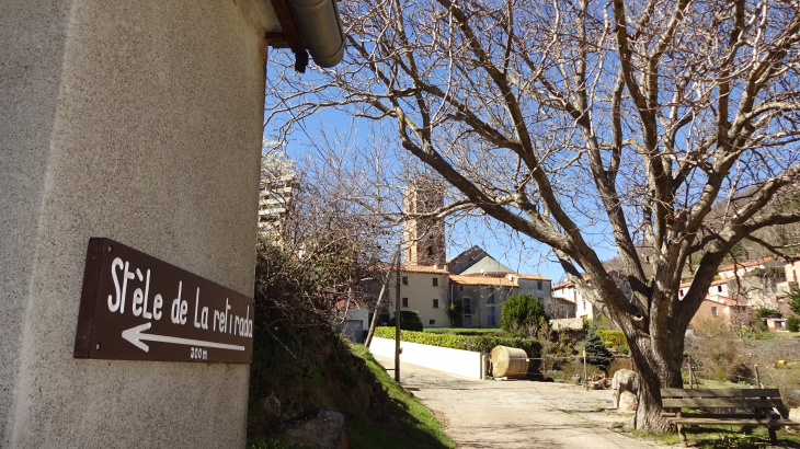 église et chemin vers stèle Retirada - Coustouges