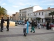 Elne 2009 enfants jouant devant la mairie