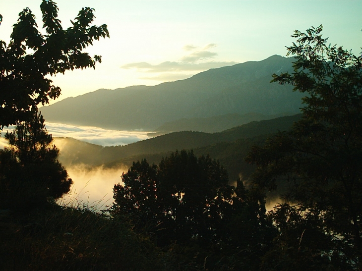 Le matin, la brume de mer entre la vallee d'Escaro