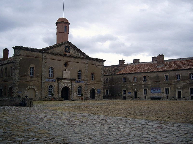 La cour du fort - Le Perthus