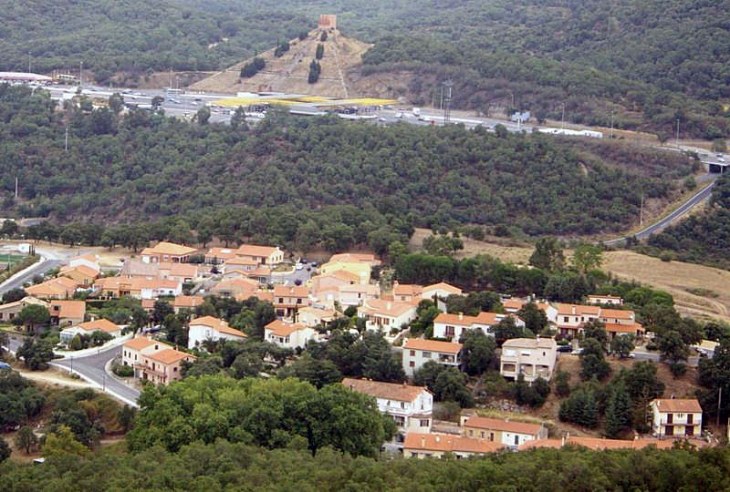 Vue sur le village  et la frontière espagnole - Le Perthus