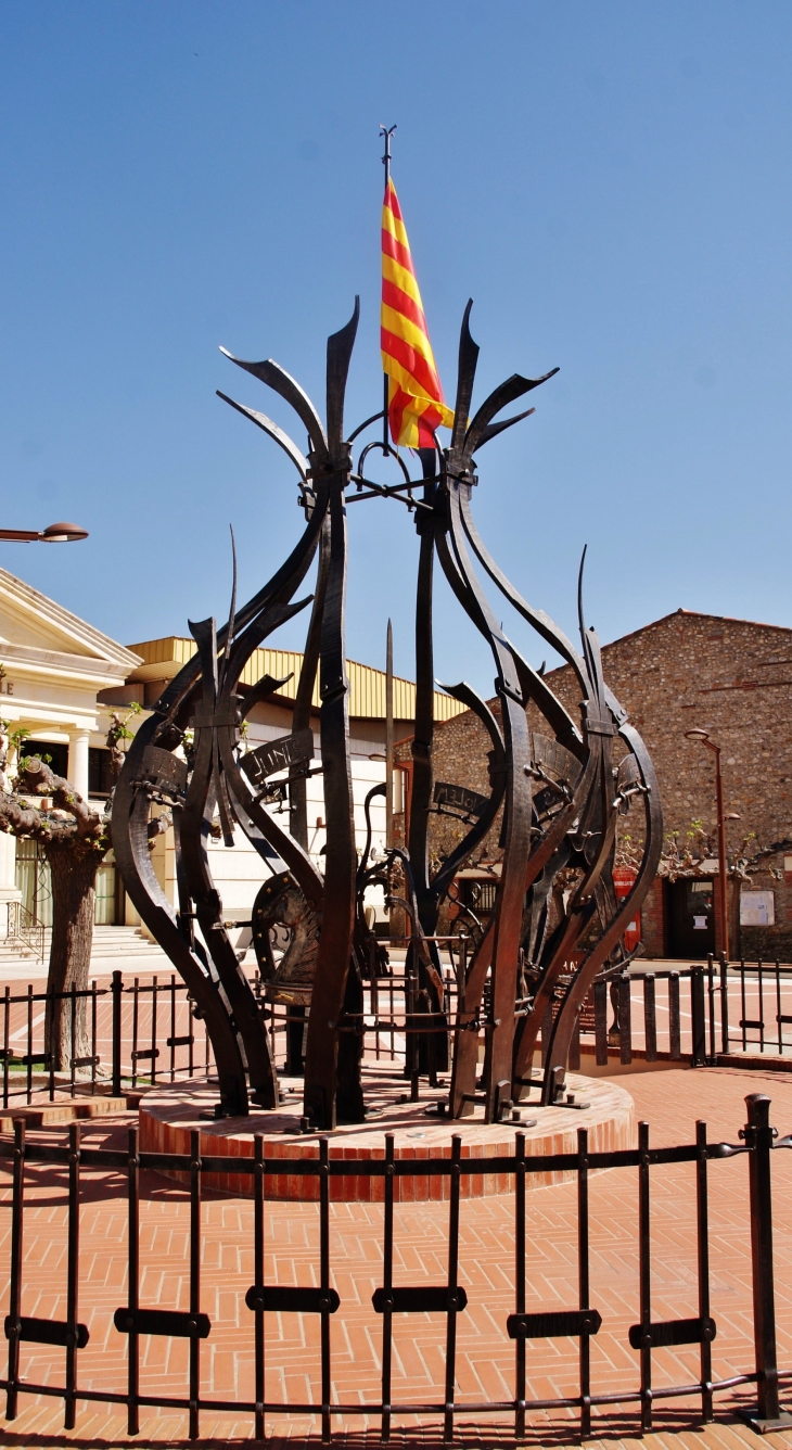 Sculpture ( La Mescla ) - Le Soler