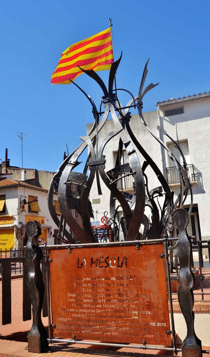 Sculpture ( La Mescla ) - Le Soler