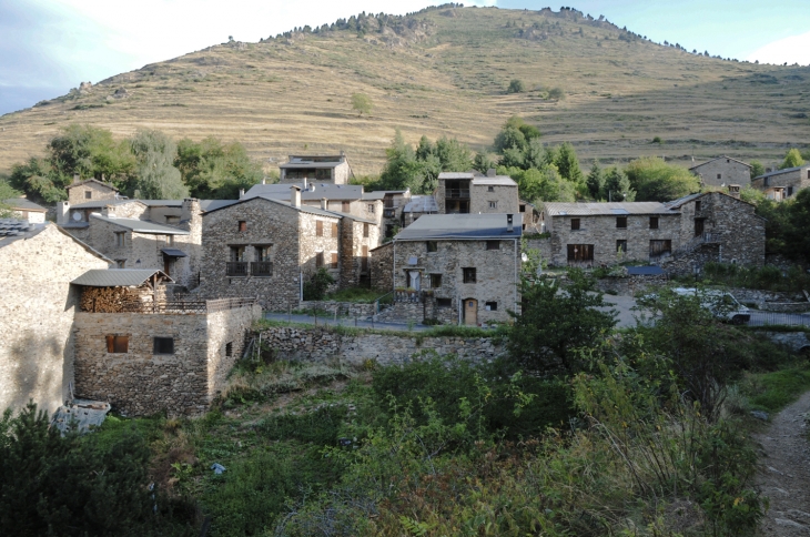 Vue du village en direction du col de Mantet