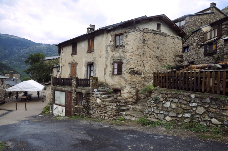 Sur la place un vélum, au loin en direction d'Olette - Mantet