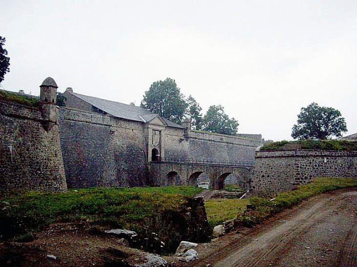 Le rempart et une entrée de la citadelle - Mont-Louis