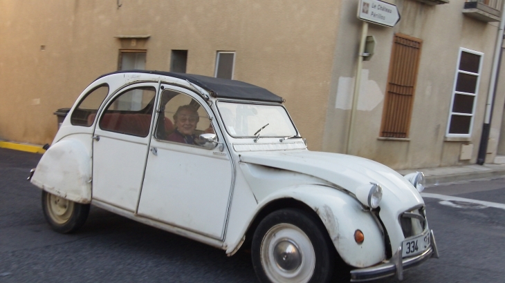 à Opoul, la 2CV roule toujours en 2011 - Opoul-Périllos