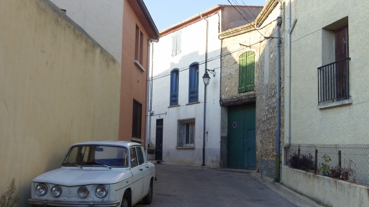 Rue d'Opoul 2011 et la R8 des années 60-70 - Opoul-Périllos