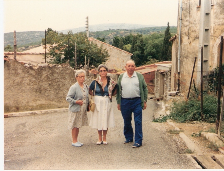 Henri et Marie Vilella avecFifi - rue des Genêts d'or - Ortaffa