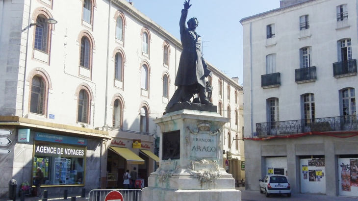 Statue Arago place Arago - Perpignan