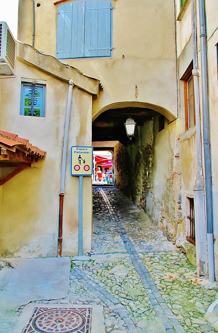 PASSAGE VERS LA PLACE - Prats-de-Mollo-la-Preste