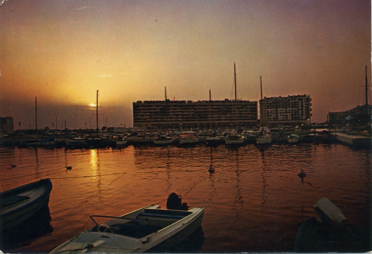 Le Port au crépuscule (carte postale de 1970) - Saint-Cyprien