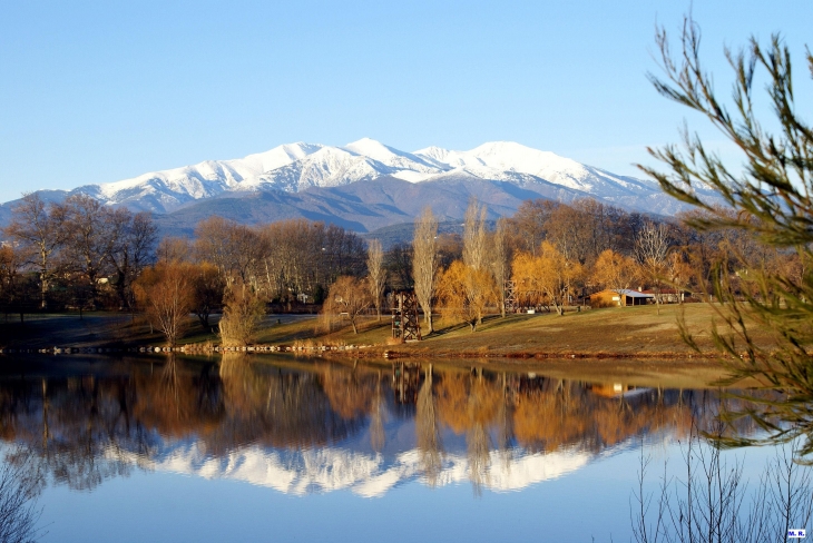 2008-LE  CANIGOU  SE  REFLETE  DANS  LE  LAC  Photo  M.  R. - Saint-Jean-Pla-de-Corts