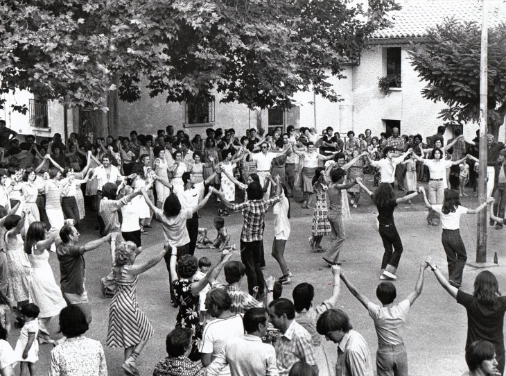 FETE  DEL  ROSER  : LA  SARDANE  .  photo  M.  R. - Saint-Jean-Pla-de-Corts