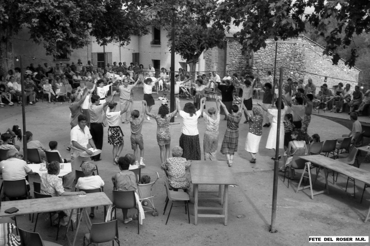 FETE  DEL  ROSER  :  LA  SARDANE  photo  M.  R. - Saint-Jean-Pla-de-Corts