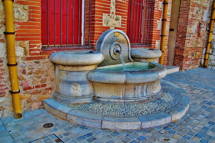 RUES DE ST MARIE VILLAGE FONTAINE DE LA MAIRIE - Sainte-Marie