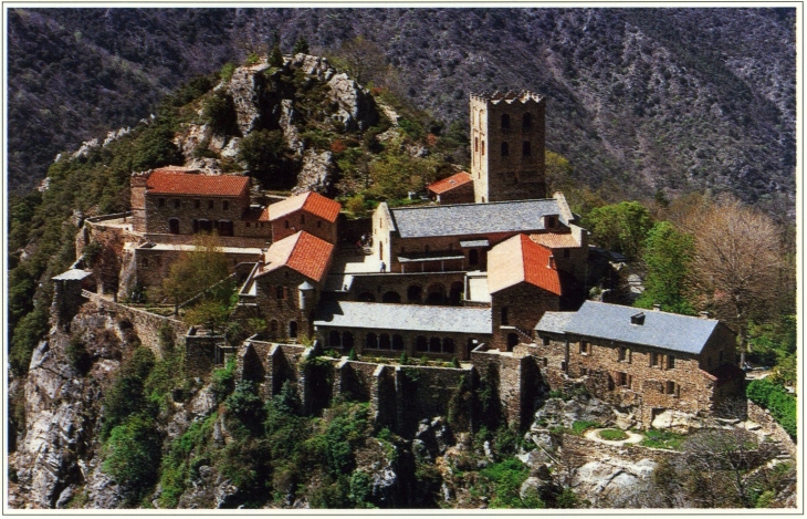 Abbaye Saint-Martin du Canigou.Abbaye romane créée en 1007 dans le massif du Canigou 2785m (carte postale de 1990) - Vernet-les-Bains