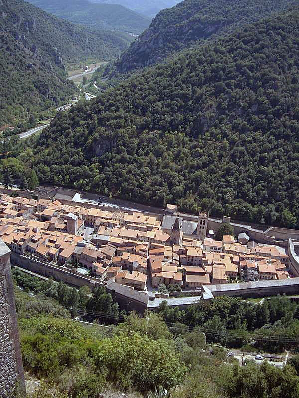 Le village fortifié vu du fort - Villefranche-de-Conflent