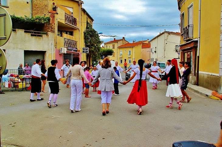 DANSEURS CATALANS  - Villelongue-de-la-Salanque