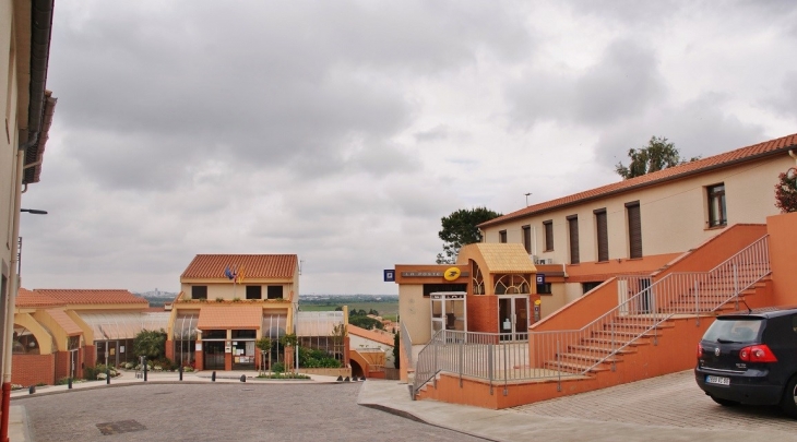 Hotel-de-Ville et la Poste - Villeneuve-de-la-Raho