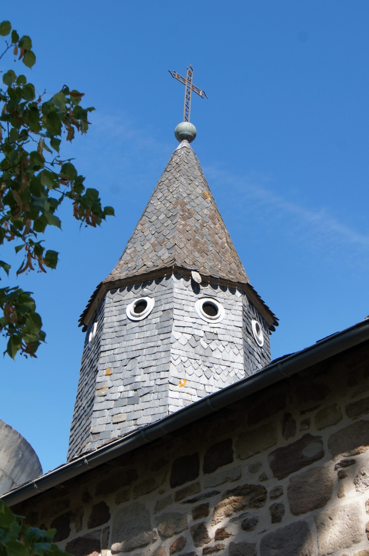 Le clocher octogonal de la chapelle saint-Nicolas de Tolentine à Brochat. - Allassac