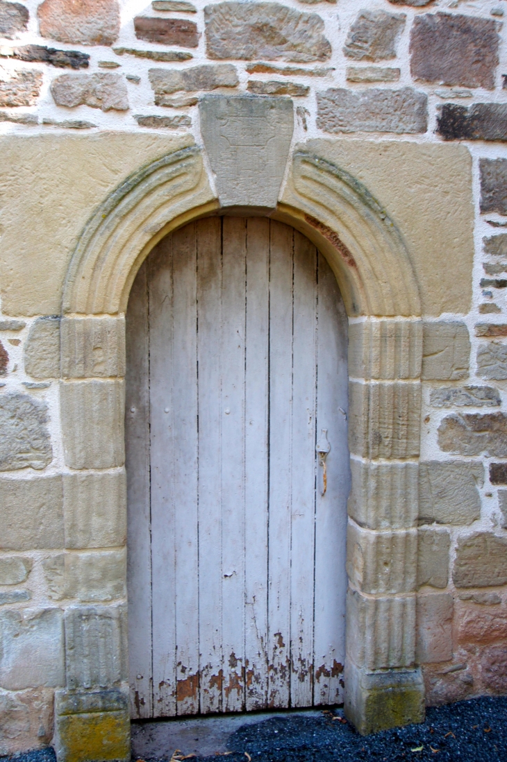 Porte sud de la chapelle Saint-Nicolas à Brochat. - Allassac