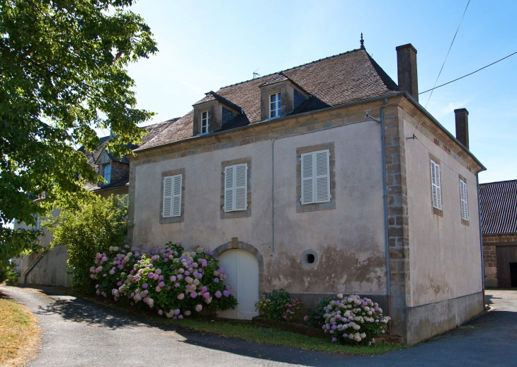 Maison du village de Brochat. - Allassac