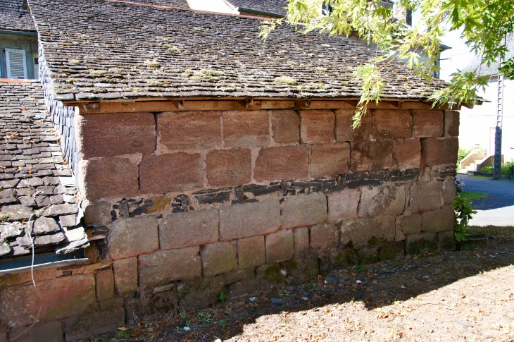 Détail : maçonnerie au village de Brochat. - Allassac