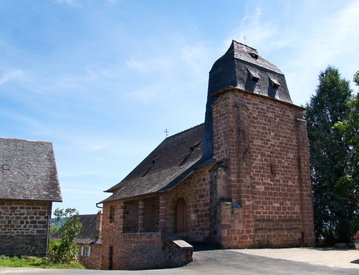 La robuste chapelle Sainte-Marguerite, bâtie en grès rouge, du XIIIe au XVIIIe siècle, hameau de la Chapelle. - Allassac