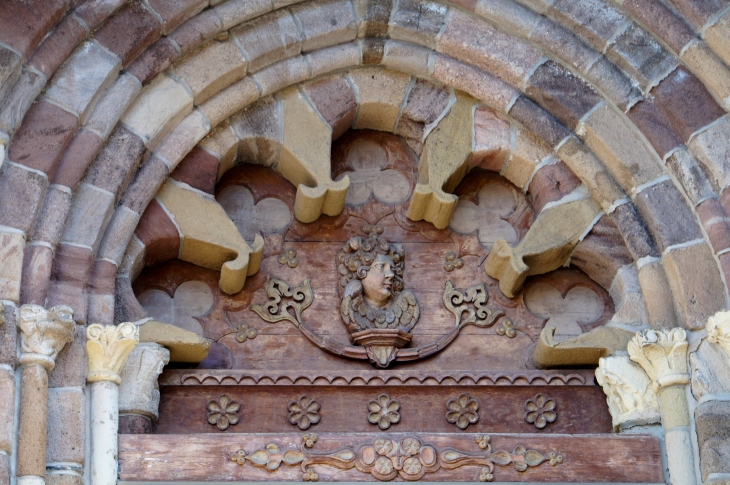 Détail du portail sud de l'église Saint Jean-Baptiste. - Allassac